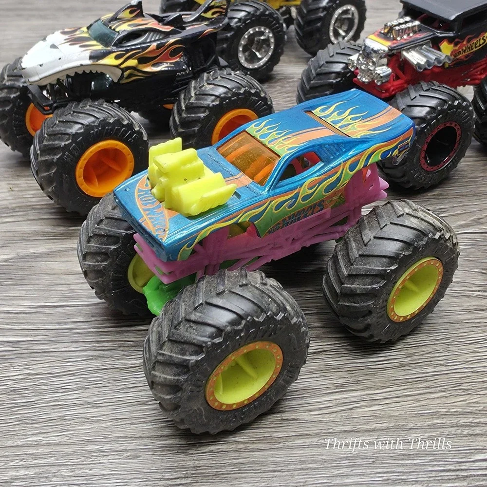 5 Hotwheels Monster Trucks 1:64 - Darth Vader, Bone Shaker, Roger Dodger, Haul